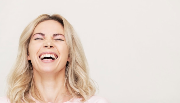 Hermosa chica riendo y divirtiéndose