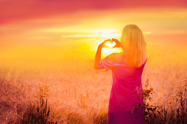 Hermosa chica romántica al aire libre Mujer disfrutar con sol en campo de trigo