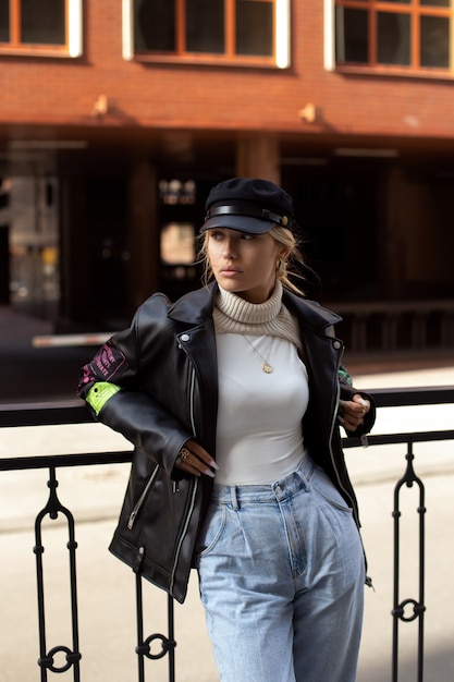 Una hermosa chica con ropa de moda y gafas de sol va de compras.