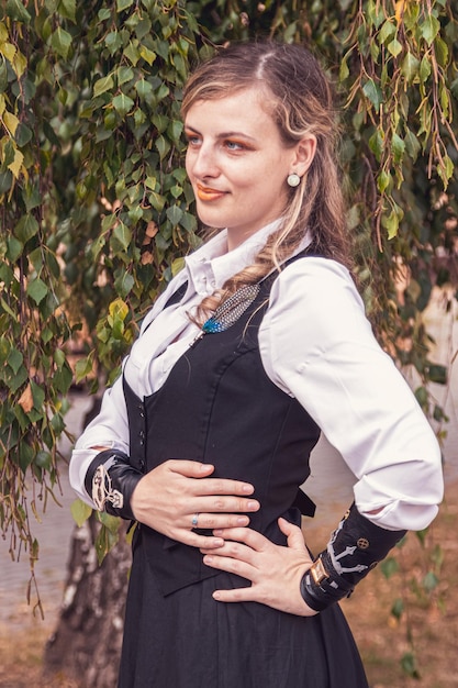 Hermosa chica en ropa steampunk