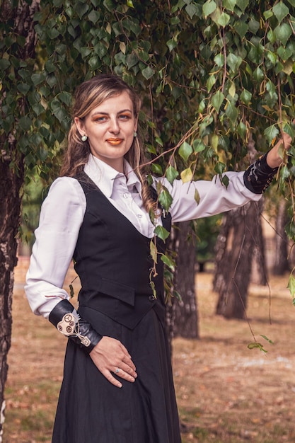 Hermosa chica en ropa steampunk