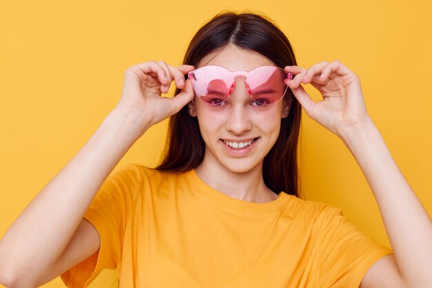 Hermosa chica rosa gafas estilo juvenil ropa casual fondo aislado