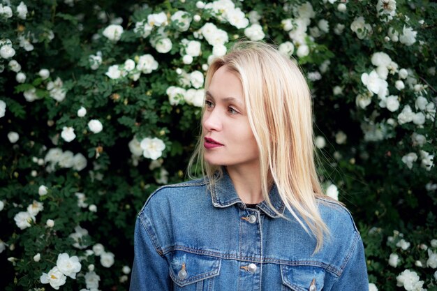 Una hermosa chica rubia con flores blancas.