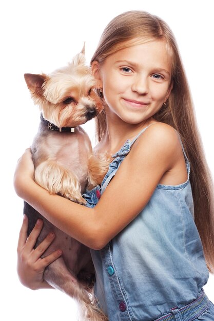 Hermosa chica rubia con lindo perro yorkshire terrier