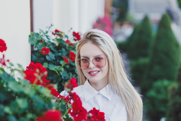 Hermosa chica rubia posando en la calle