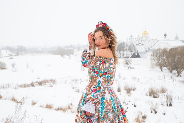 Hermosa chica rusa en un vestido nacional de invierno