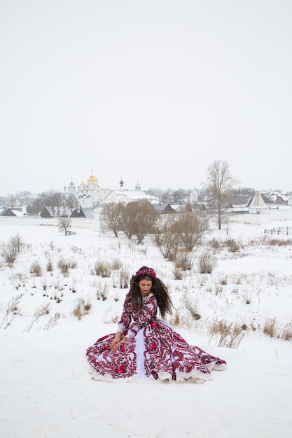 Hermosa chica rusa en un vestido nacional de invierno