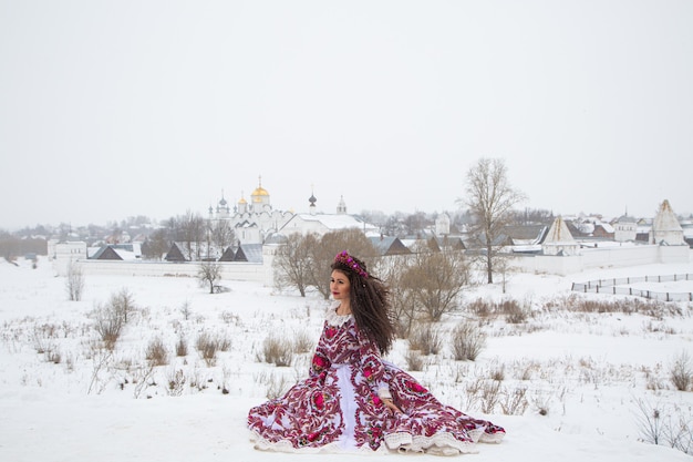 Hermosa chica rusa en un vestido nacional de invierno