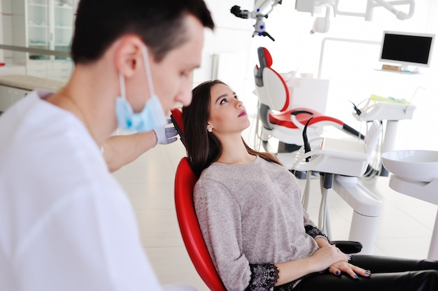 Hermosa chica en la silla del dentista.