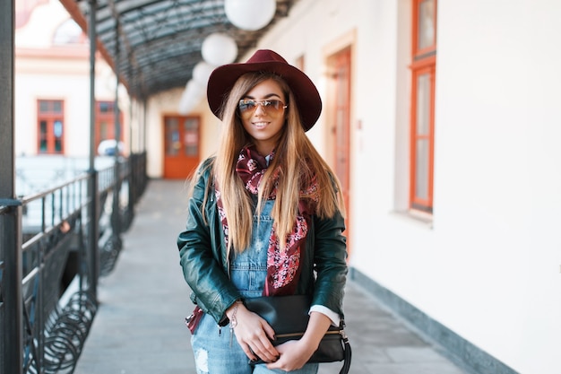 Hermosa chica con sombrero afuera