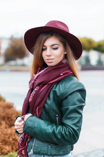 Hermosa chica con un sombrero al aire libre