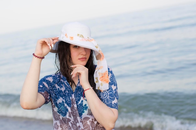 Hermosa chica con sombrero en el fondo del mar