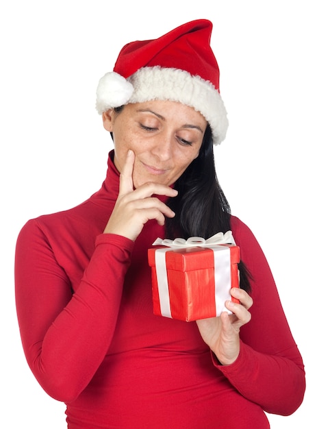 Hermosa chica con sombrero de Navidad sobre un fondo blanco