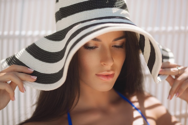 Foto hermosa chica en el sombrero