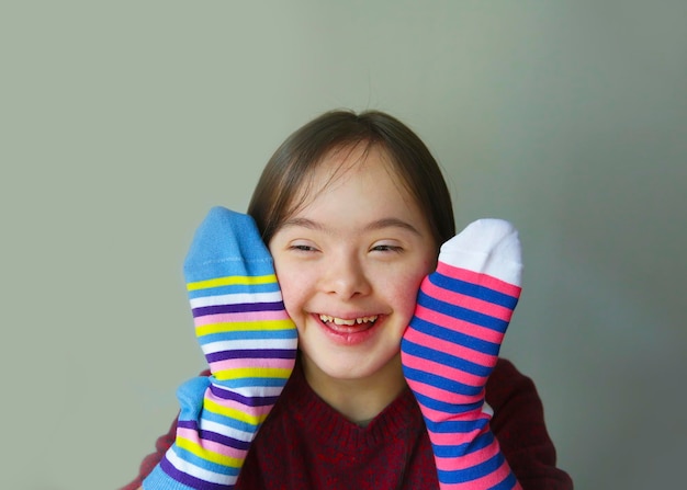 Hermosa chica sonriendo con calcetines