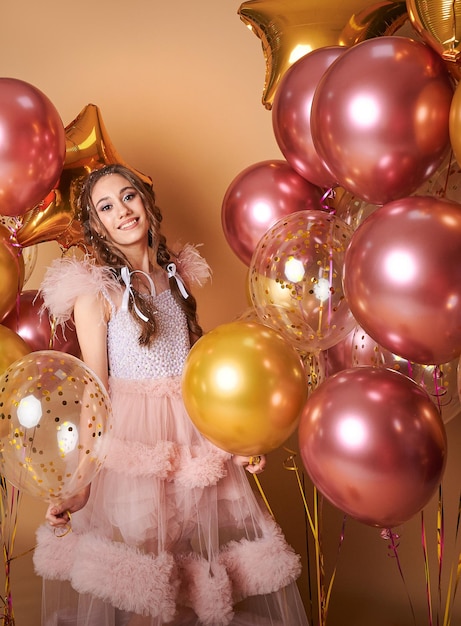 Hermosa chica sonriendo con globos