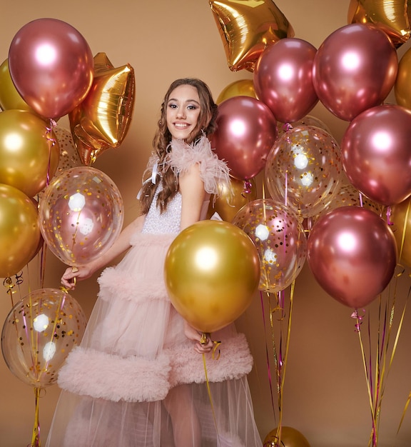 Hermosa chica sonriendo con globos