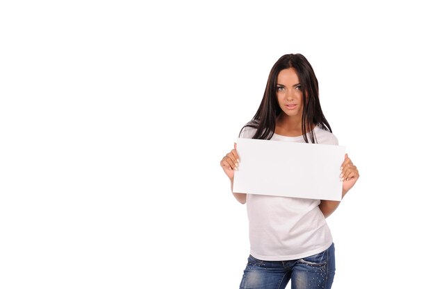 Foto hermosa chica sosteniendo una cartelera en blanco