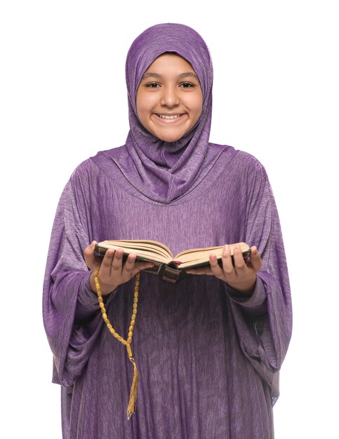 Hermosa chica sosteniendo un libro y sonriendo