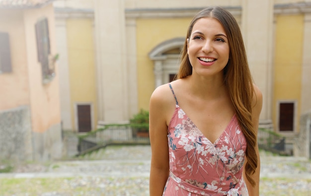 Hermosa chica sube a la calle en la vieja ciudad italiana. Copie el área del espacio.