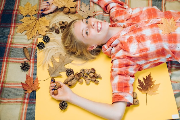 Hermosa chica con tablero de fondo para Copyspace. Mujer joven feliz que se prepara para el día soleado de otoño. Atractiva mujer joven con ropa de temporada de moda con humor otoñal. Niñas de la moda