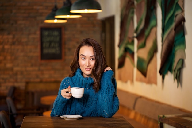 Hermosa chica con una taza de café