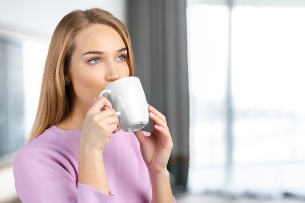 Foto hermosa chica con una taza