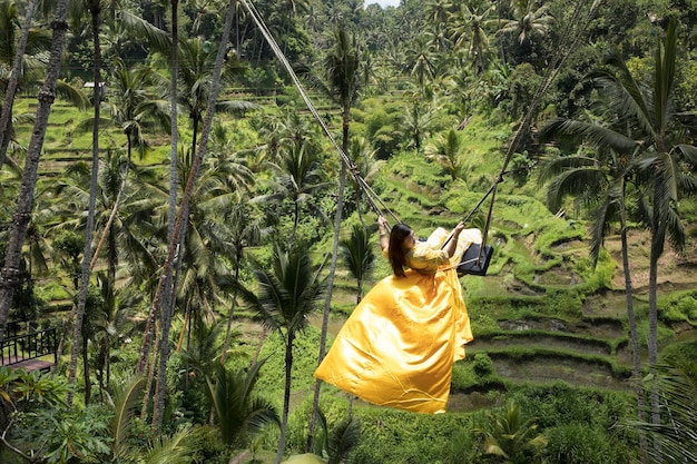 Una hermosa chica en las terrazas de arroz balinesas en la isla de Bali, Indonesia