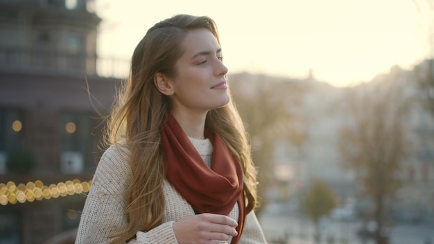 Hermosa chica tocando el cabello al aire libre Linda mujer caminando por la calle de la ciudad