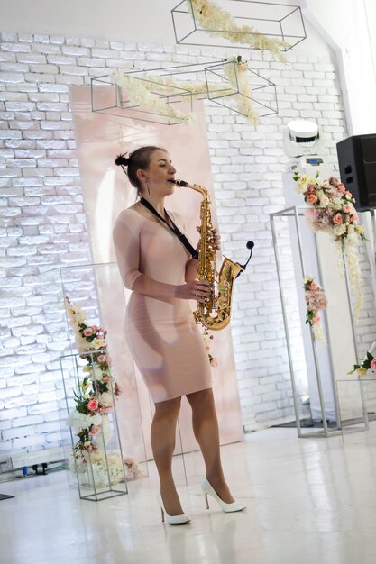 Hermosa chica tocando el saxofón