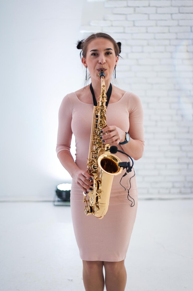 Foto hermosa chica tocando el saxofón