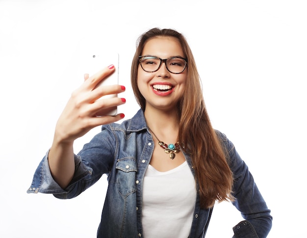 Una hermosa chica tomando el concepto de estilo de vida selfie