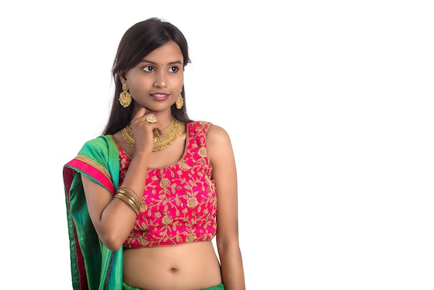 Hermosa chica tradicional india posando