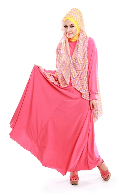 Hermosa chica con traje musulmán rosa