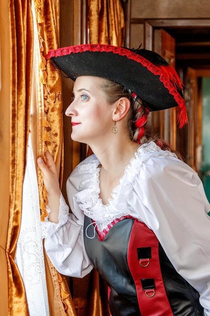 Foto hermosa chica en traje steampunk en un viejo vagón de tren