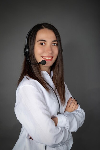 Hermosa chica turca sonriente del centro de llamadas en el trabajo