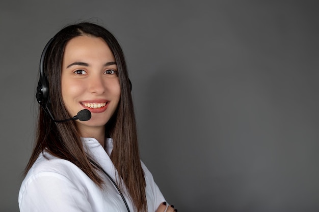 Hermosa chica turca sonriente del centro de llamadas en el trabajo