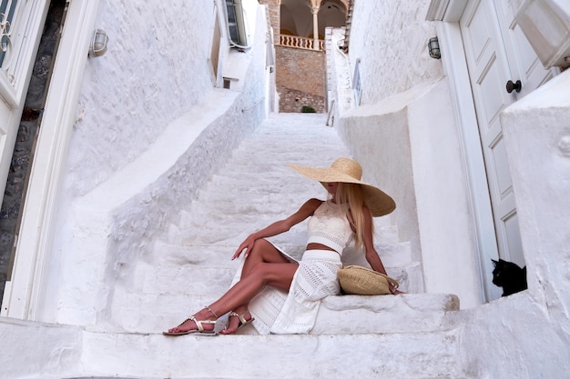 Hermosa chica turista caminando por las calles de hidra grecia