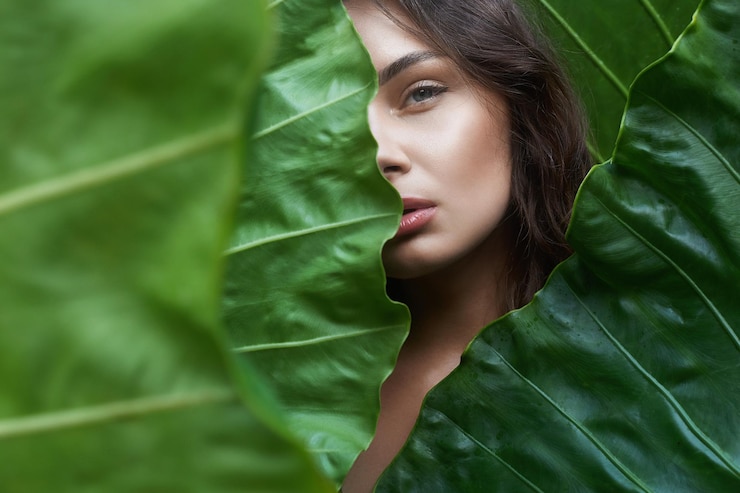 Foto hermosa chica de verano detrás de hojas de palma joven mujer sexy bajo una palmera en la jungla