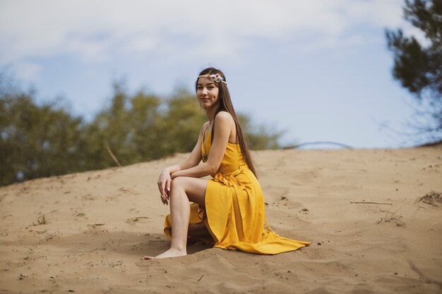 Hermosa chica en el vestido amarillo