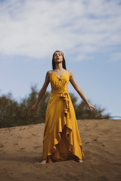 Hermosa chica en el vestido amarillo