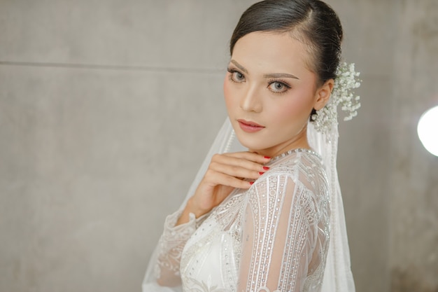 hermosa chica con vestido blanco