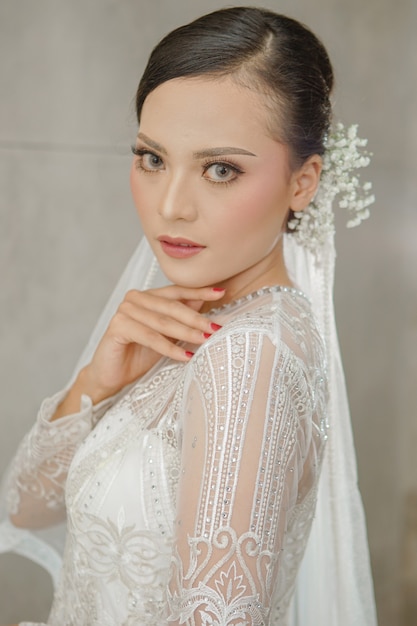 hermosa chica con vestido blanco