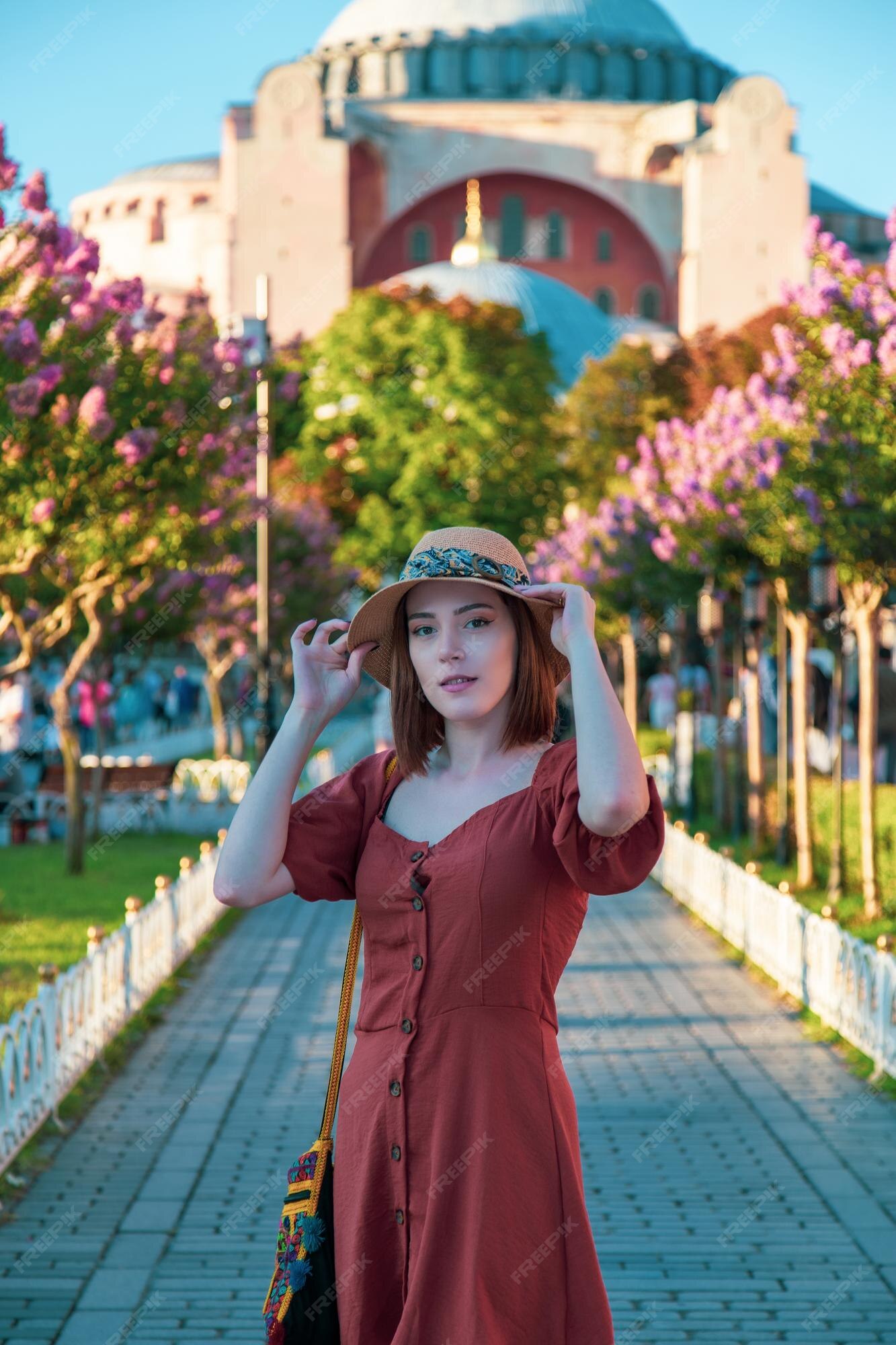 Hermosa chica con vestido de color naranja posando con hagia sophia durante la puesta de sol desde estambul | Foto Premium Hermosa chica con vestido de color naranja posando con hagia sophia durante la puesta de sol desde estambul | Foto Premium