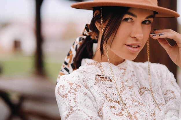 Hermosa chica con vestido de encaje vintage y sombrero en el rancho