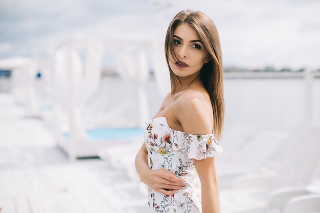 Hermosa chica con vestido floral