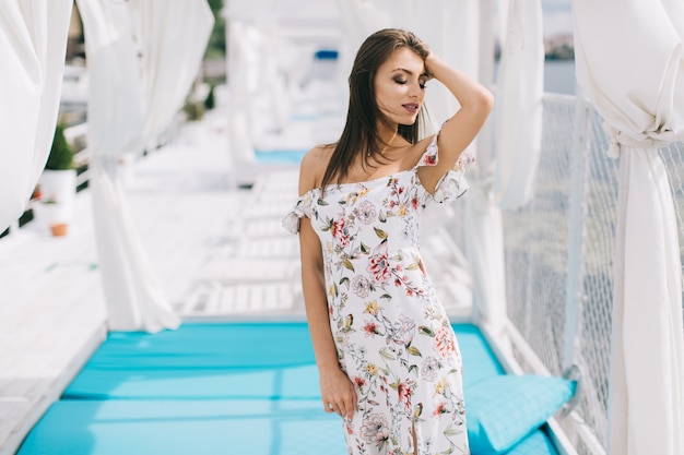 Hermosa chica con vestido floral