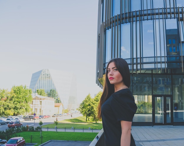 Hermosa chica en vestido negro de cerca