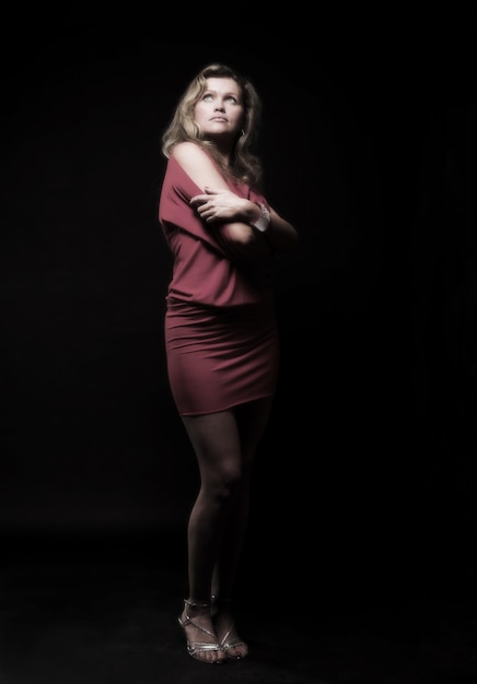 hermosa chica en vestido rojo