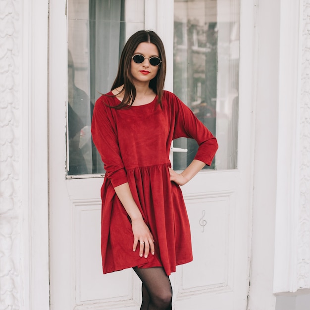 Foto hermosa chica en vestido rojo